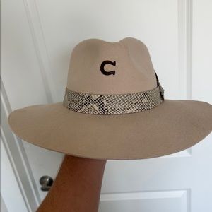 Charlie 1 Horse felt silver belly hat. Size L. Feathers can be removed.